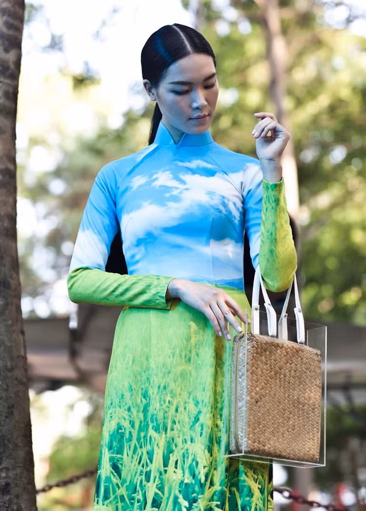 Hình ảnh người thiếu nữ Việt Nam thướt tha, đài các trong tà áo dài chấm gót chân toát lên một tinh thần tự tại, yên bình.