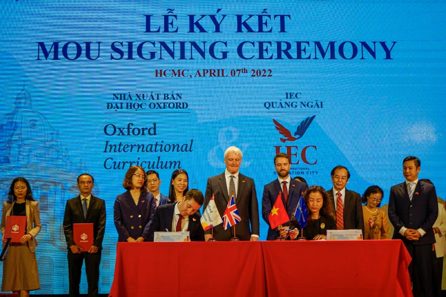 Đại diện của UKA ký kết biên bản ghi nhớ với Nhà Xuất bản Đại học Oxford (ảnh: NHG)
