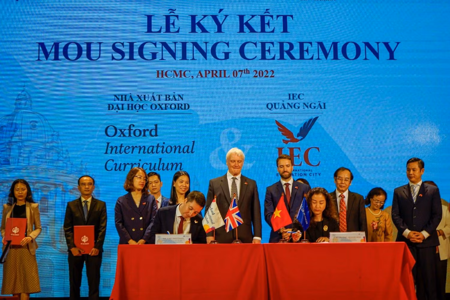 Đại diện của UKA ký kết biên bản ghi nhớ với Nhà Xuất bản Đại học Oxford (ảnh: NHG)