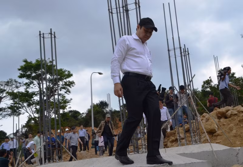 Chủ tịch Ủy ban nhân dân thành phố Đà Nẵng Huỳnh Đức Thơ kiểm tra hiện trường vụ xây dựng không phép ở Sơn Trà. Ảnh: TT Chủ tịch Ủy ban nhân dân thành phố Đà Nẵng Huỳnh Đức Thơ kiểm tra hiện trường vụ xây dựng không phép ở Sơn Trà. Ảnh: TT