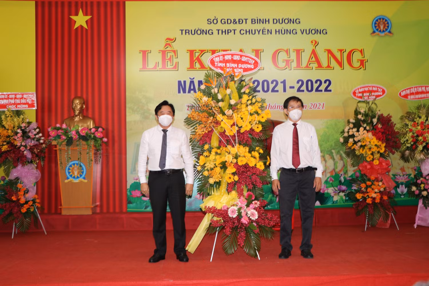 Ông Nguyễn Hoàng Thao (trái) tặng lẵng hoa chúc mừng nhà trường nhân dịp khai giảng năm học mới. Ảnh: Hữu Đức