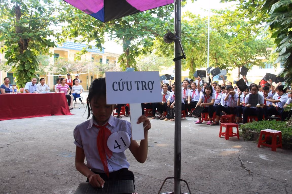 Thí sinh cuối cùng còn lên trên sàn đấu đã giơ bảng cứu trợ. Thí sinh cuối cùng còn lên trên sàn đấu đã giơ bảng cứu trợ.