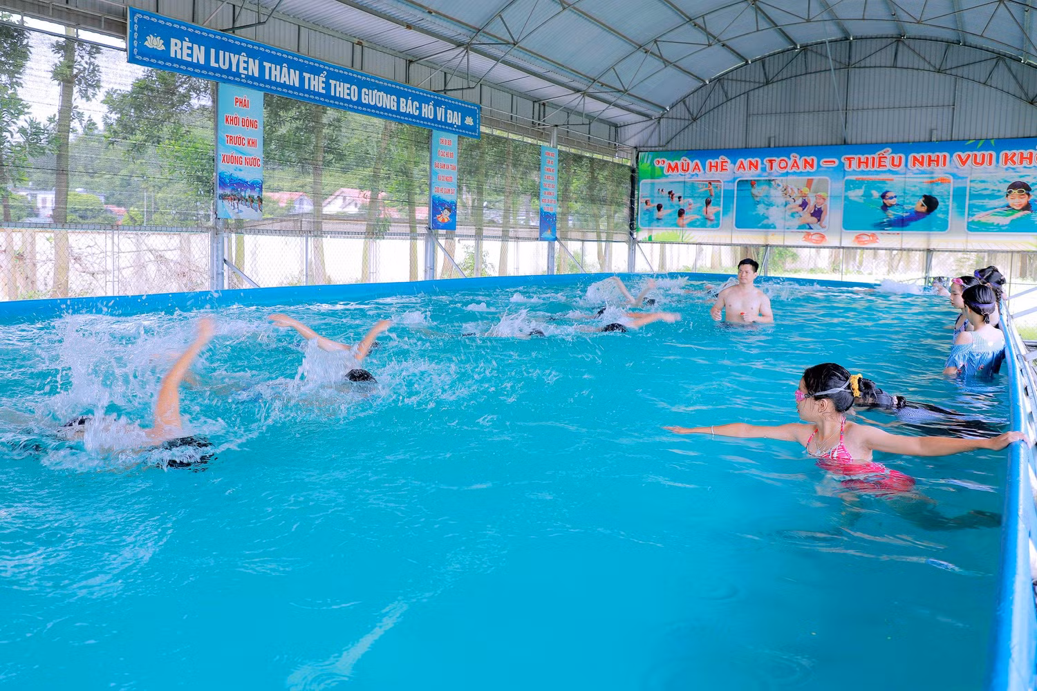 Học sinh được rèn luyện kỹ năng bơi, kỹ năng sinh tồn để tránh tai nạn đuối nước và giúp đỡ bạn bè khi gặp nạn (Ảnh: Phạm Linh)