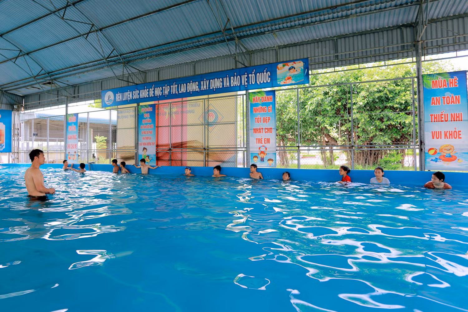 Trên địa bàn thị xã Đông Triều được trang bị hệ thống 21 bể bơi lắp ghép tại 21 xã, phường (Ảnh: Phạm Linh)