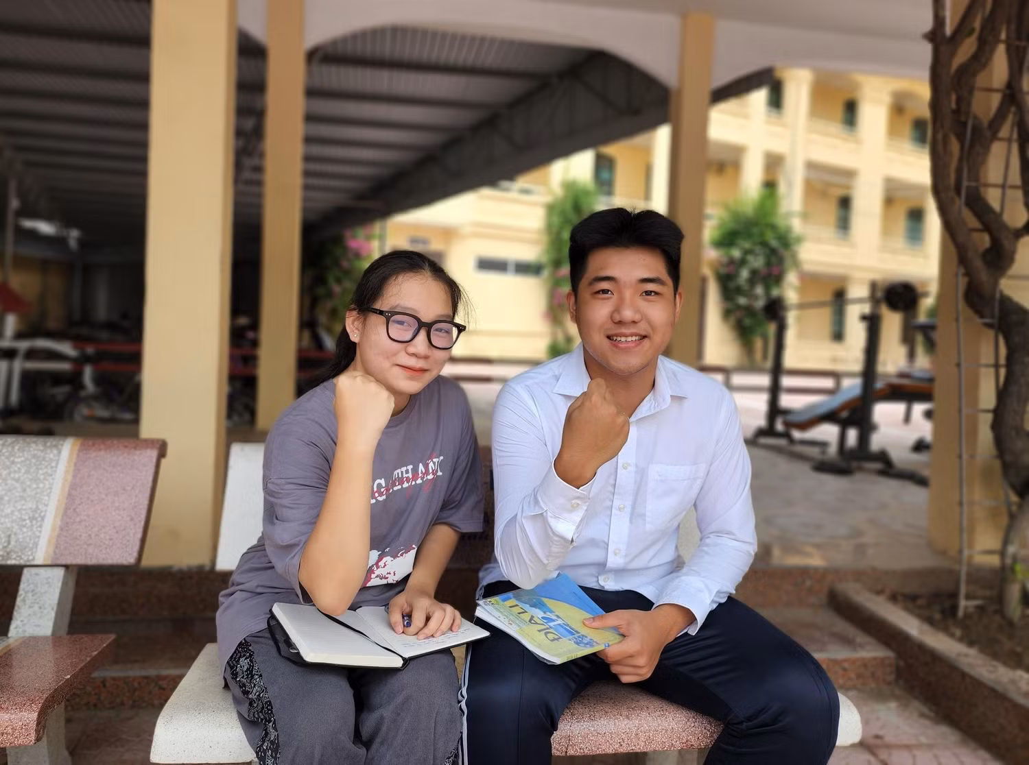Em Phạm Đồng Đức Anh (bên phải) hoàn toàn tự tin khi bước vào kỳ thi (Ảnh: Phạm Linh) Em Phạm Đồng Đức Anh (bên phải) hoàn toàn tự tin khi bước vào kỳ thi (Ảnh: Phạm Linh)
