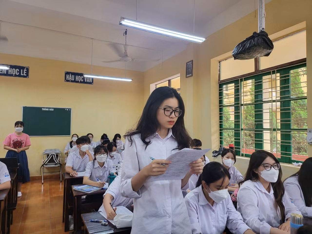 Giáo viên hỗ trợ học sinh tìm ra những lỗi thường gặp khi làm đề để tìm biện pháp khắc phục (Ảnh: Lã Tiến) Giáo viên hỗ trợ học sinh tìm ra những lỗi thường gặp khi làm đề để tìm biện pháp khắc phục (Ảnh: Lã Tiến)