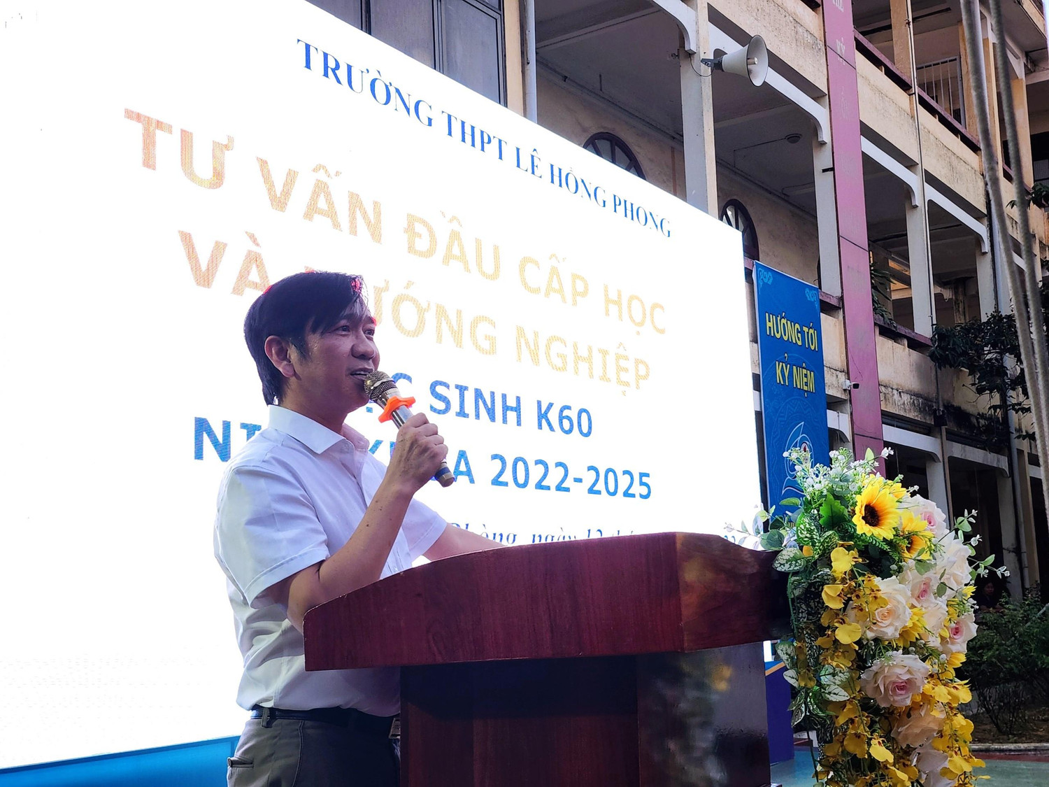 Thầy Đinh Hồng Tiệp - Hiệu trưởng Trường Trung học phổ thông Lê Hồng Phong phát biểu tại buổi tư vấn (Ảnh: Phạm Linh) Thầy Đinh Hồng Tiệp - Hiệu trưởng Trường Trung học phổ thông Lê Hồng Phong phát biểu tại buổi tư vấn (Ảnh: Phạm Linh)