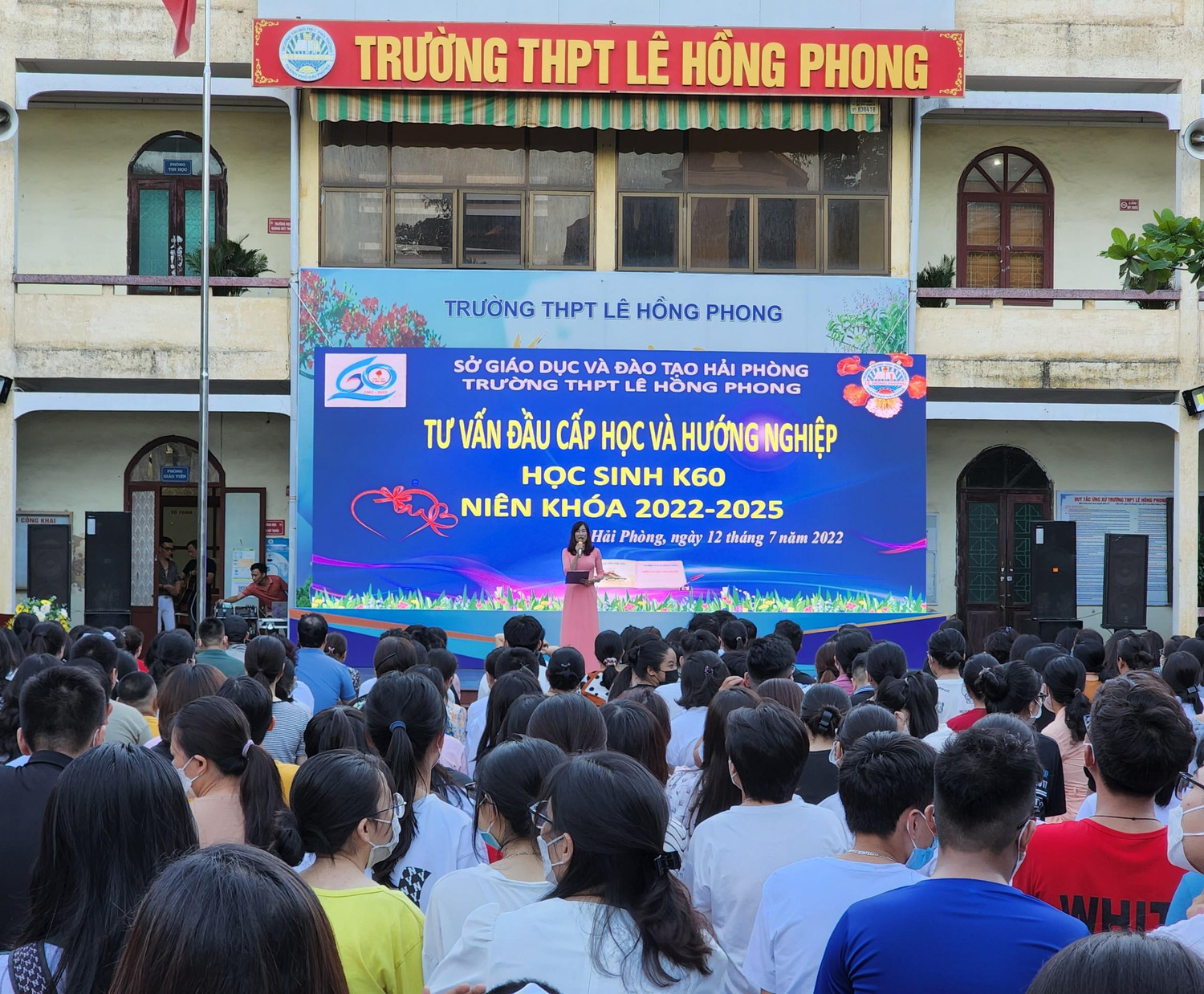 Trường Trung học phổ thông Lê Hồng Phong tổ chức tư vấn giúp phụ huynh, học sinh có thêm hiểu biết về chương trình Giáo dục phổ thông 2018 cũng như đưa ra định hướng nghề nghiệp sớm cho con (Ảnh: Phạm Linh) Trường Trung học phổ thông Lê Hồng Phong tổ chức tư vấn giúp phụ huynh, học sinh có thêm hiểu biết về chương trình Giáo dục phổ thông 2018 cũng như đưa ra định hướng nghề nghiệp sớm cho con (Ảnh: Phạm Linh)
