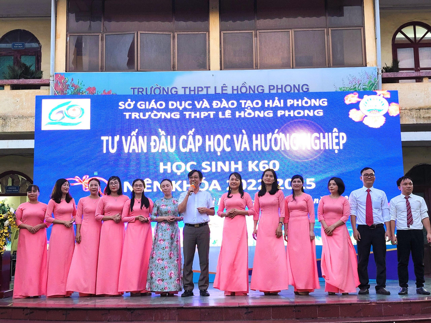 Nhà trường giới thiệu đội ngũ giáo viên chủ nhiệm đón học sinh niên khoá 2022 - 2025 (Ảnh: Phạm Linh) Nhà trường giới thiệu đội ngũ giáo viên chủ nhiệm đón học sinh niên khoá 2022 - 2025 (Ảnh: Phạm Linh)