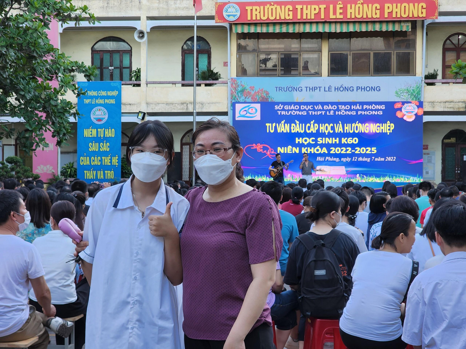 Chị Nguyễn Thị Thúy, phụ huynh học sinh lớp 10 trúng tuyển vào Trường Trung học phổ thông Lê Chân chia sẻ: “Tôi cũng được biết đây là năm đầu nhà trường tổ chức chương trình này để giúp phụ huynh có hiểu biết về chương trình mới. Việc chọn tổ hợp học ngay từ đầu giúp các con chọn nghề có độ chính xác cao hơn. Qua chương trình này gia đình cũng chọn được ngành nghề theo năng lực học tập và có định hướng nghề nghiệp cho con. Theo định hướng ban đầu thì con sẽ chọn khối D và gia đình cũng mong muốn con được học tập trong môi trường tốt nhất và phù hợp với năng lực của con nhất. Sau buổi tư vấn hôm nay, mình sẽ có quyết định được chính xác hơn!” (Ảnh: Phạm Linh) Chị Nguyễn Thị Thúy, phụ huynh học sinh lớp 10 trúng tuyển vào Trường Trung học phổ thông Lê Chân chia sẻ: “Tôi cũng được biết đây là năm đầu nhà trường tổ chức chương trình này để giúp phụ huynh có hiểu biết về chương trình mới. Việc chọn tổ hợp học ngay từ đầu giúp các con chọn nghề có độ chính xác cao hơn. Qua chương trình này gia đình cũng chọn được ngành nghề theo năng lực học tập và có định hướng nghề nghiệp cho con. Theo định hướng ban đầu thì con sẽ chọn khối D và gia đình cũng mong muốn con được học tập trong môi trường tốt nhất và phù hợp với năng lực của con nhất. Sau buổi tư vấn hôm nay, mình sẽ có quyết định được chính xác hơn!” (Ảnh: Phạm Linh)