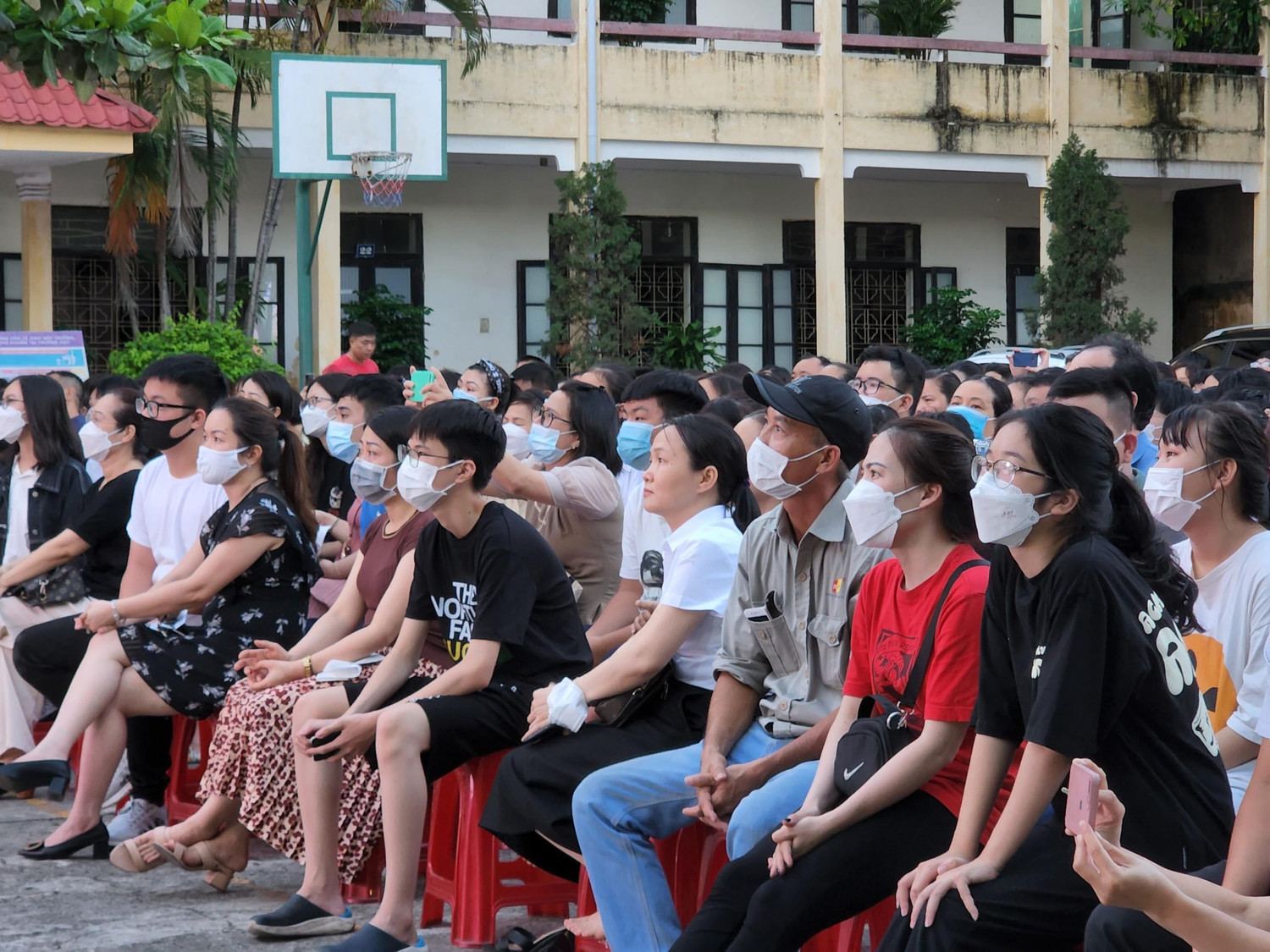 Phụ huynh và học sinh chăm chú lắng nghe tư vấn của thầy hiệu trưởng (Ảnh: Phạm Linh) Phụ huynh và học sinh chăm chú lắng nghe tư vấn của thầy hiệu trưởng (Ảnh: Phạm Linh)