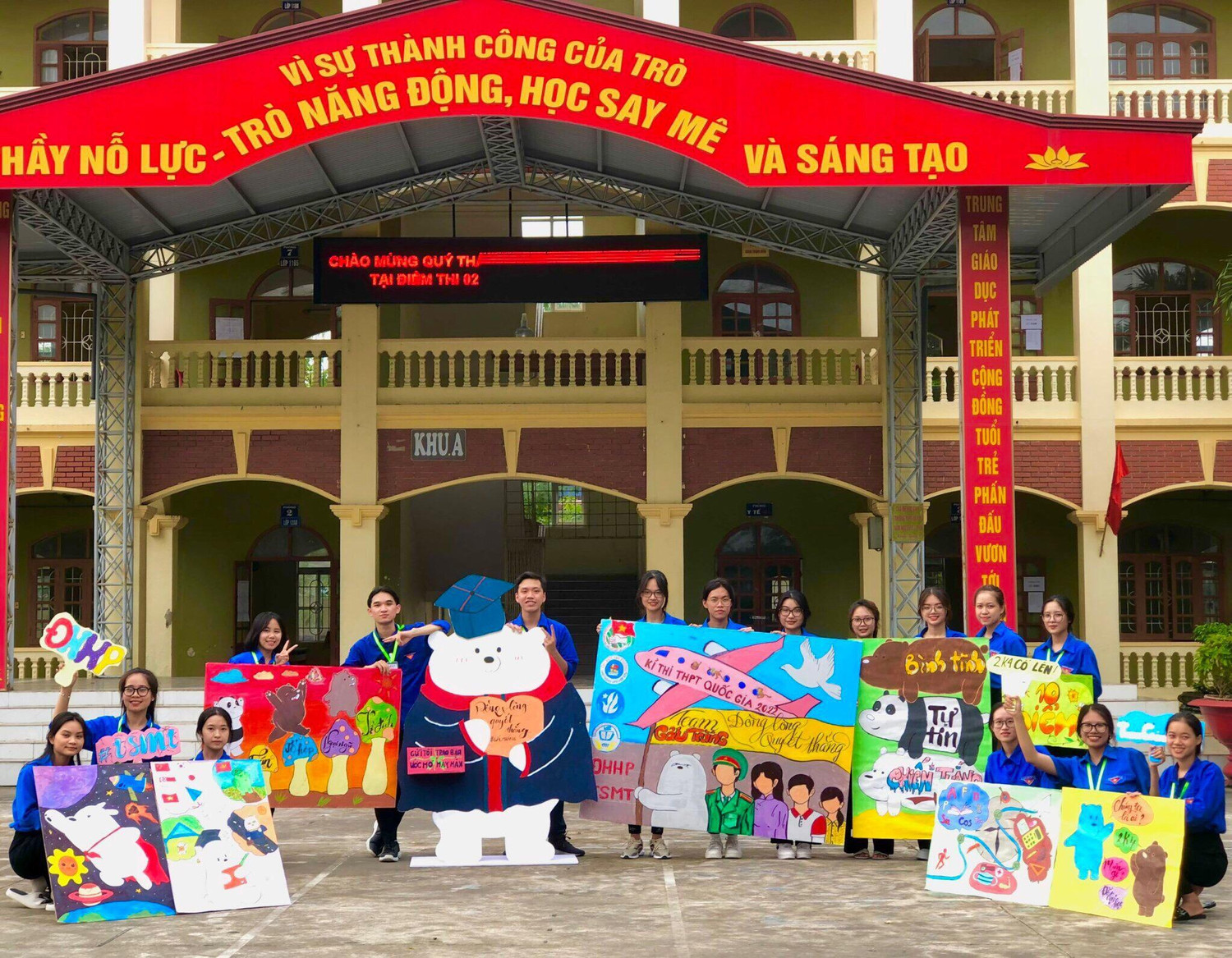 Những 'banner' được chuẩn bị công phu với nhiều màu sắc rực rỡ tạo không khí vui tươi và tiếp thêm động lực cho các sĩ tử Hải Phòng (Ảnh: CTV)