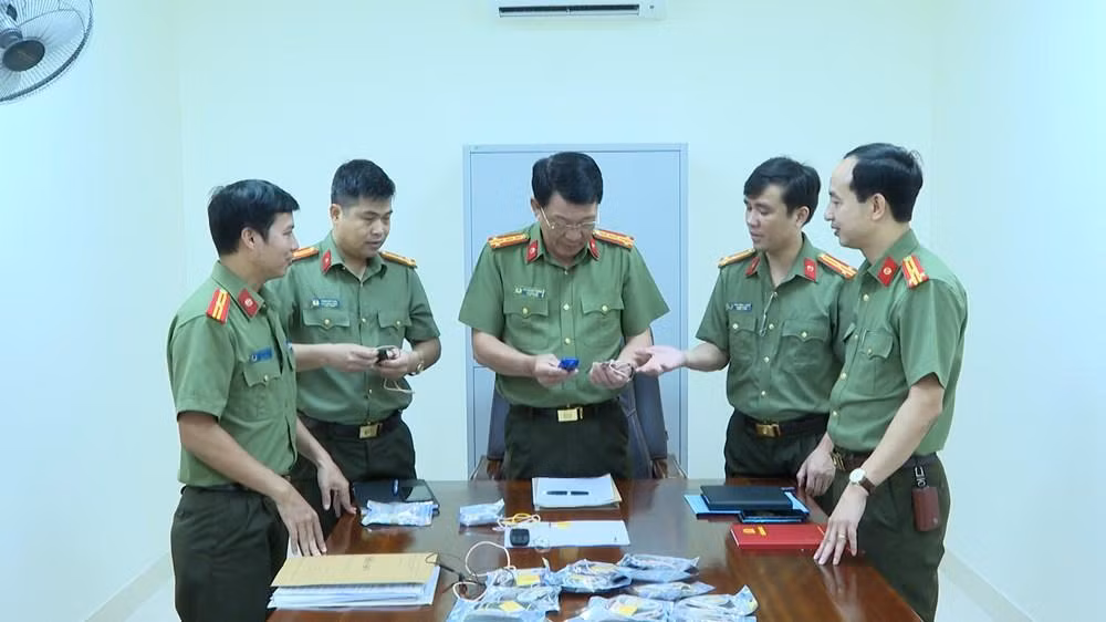 Đại tá Đào Quang Trường - Phó Giám đốc Công an thành phố Hải Phòng, Thủ trưởng cơ quan An ninh điều tra kiểm tra tang vật Phòng An ninh mạng và phòng, chống tội phạm sử dụng công nghệ cao thu giữ (Ảnh: CAHP) Đại tá Đào Quang Trường - Phó Giám đốc Công an thành phố Hải Phòng, Thủ trưởng cơ quan An ninh điều tra kiểm tra tang vật Phòng An ninh mạng và phòng, chống tội phạm sử dụng công nghệ cao thu giữ (Ảnh: CAHP)