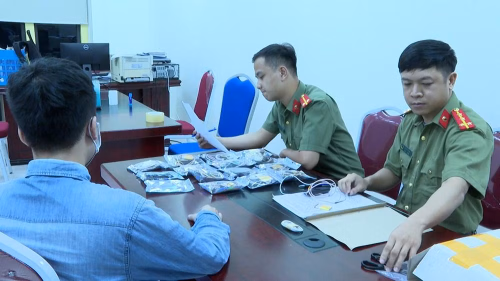 Đối tượng và tang vật tại cơ quan công an (Ảnh: CAHP) Đối tượng và tang vật tại cơ quan công an (Ảnh: CAHP)