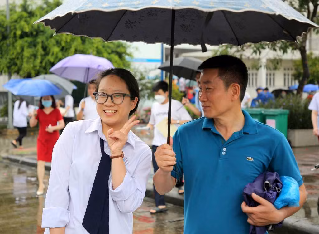Thí sinh rời phòng thi với tâm trạng phấn khởi, đánh giá đề thi năm nay vừa sức và có sự phân hoá cao (Ảnh: CTV)