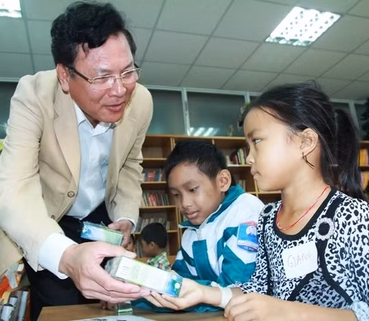 Thầy giáo "gây sốt" mạng: "Tôi không có kỷ niệm đáng nhớ ngày 20/11" ảnh 2 Bộ trưởng Phạm Vũ Luận thăm Lớp học Hy vọng