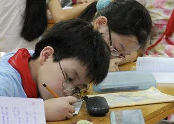 Vì sao ngày càng có nhiều giáo viên vô cảm? ảnh 2 'Cách học chết' ở bậc tiểu học