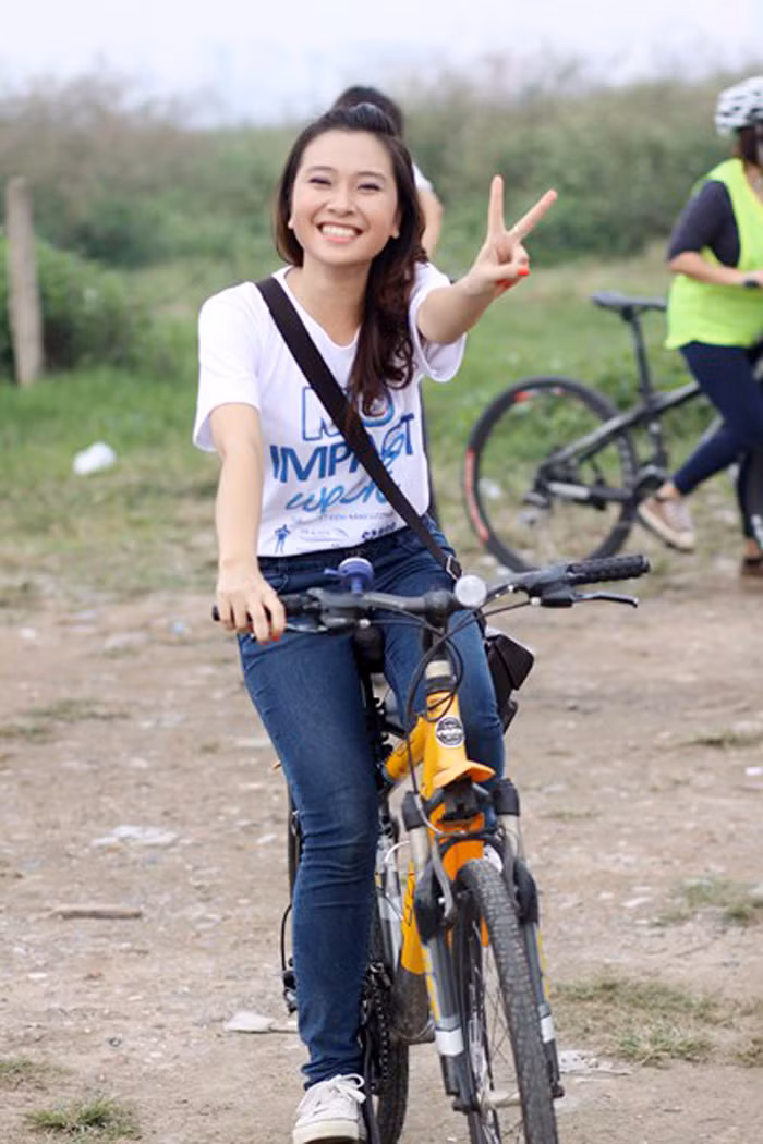 >> HOA KHÔI SINH VIÊN YÊU KIỀU BÊN "NGỰA SẮT" >> Vẻ đẹp căng tràn của Hoa khôi Missteen Diễm Trang >>Những mỹ nhân từng học tại trường "nhà giàu" RMIT >>Miss ĐH Sư phạm Hà Nội diện áo dài cực xinh >> Phát sốt vì 4 nữ giáo viên xinh đẹp >>Hoa khôi ĐH Thương Mại 2012 duyên dáng áo dài >>Những hotgirl xinh đẹp làm "điên đảo" cư dân mạng (P8) >>Midu, Hà Min, Linh Hàn đọ dáng "nóng bỏng" >>Ngắm vẻ đẹp kiêu sa của Á hậu Hoàng Anh