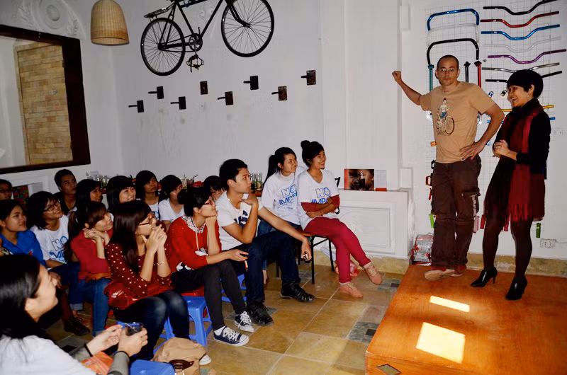 Tại đích cuối của chuyến đi, các bạn được nghe những chia sẻ của anh Guim Teruel, người đã đi xe đạp điện vòng quanh thế giới, về tình yêu với xe đạp và môi trường. Guim Teruel đã bắt đầu con đường chinh phục thế giới bằng xe đạp một mình tại Bắc Kinh, Trung Quốc để cổ vũ cho các lợi ích của việc sử dụng các nguồn năng lượng tái tạo. Năm 2009, khi lần đầu tiên đến với Việt Nam, anh đã được phóng viên VTV6 Đài Truyền hình Việt Nam Nguyễn Thùy Anh phỏng vấn về hành trình đầy ý nghĩa của anh. Điều đặc biệt là sau cuộc phỏng vấn đó, Guim Teruel và Nguyễn Thùy Anh đã cưới nhau vào năm 2010. Năm 2011, hai vợ chồng anh đã cùng nhau thực hiện hành trình vòng quanh thế giới bằng xe đạp điện Mặt Trời từ Việt Nam đến London (Vương quốc Anh) và dự kiến qua 20 quốc gia nữa nhằm khuyến khích và quảng bá cho việc sử dụng năng lượng sạch.