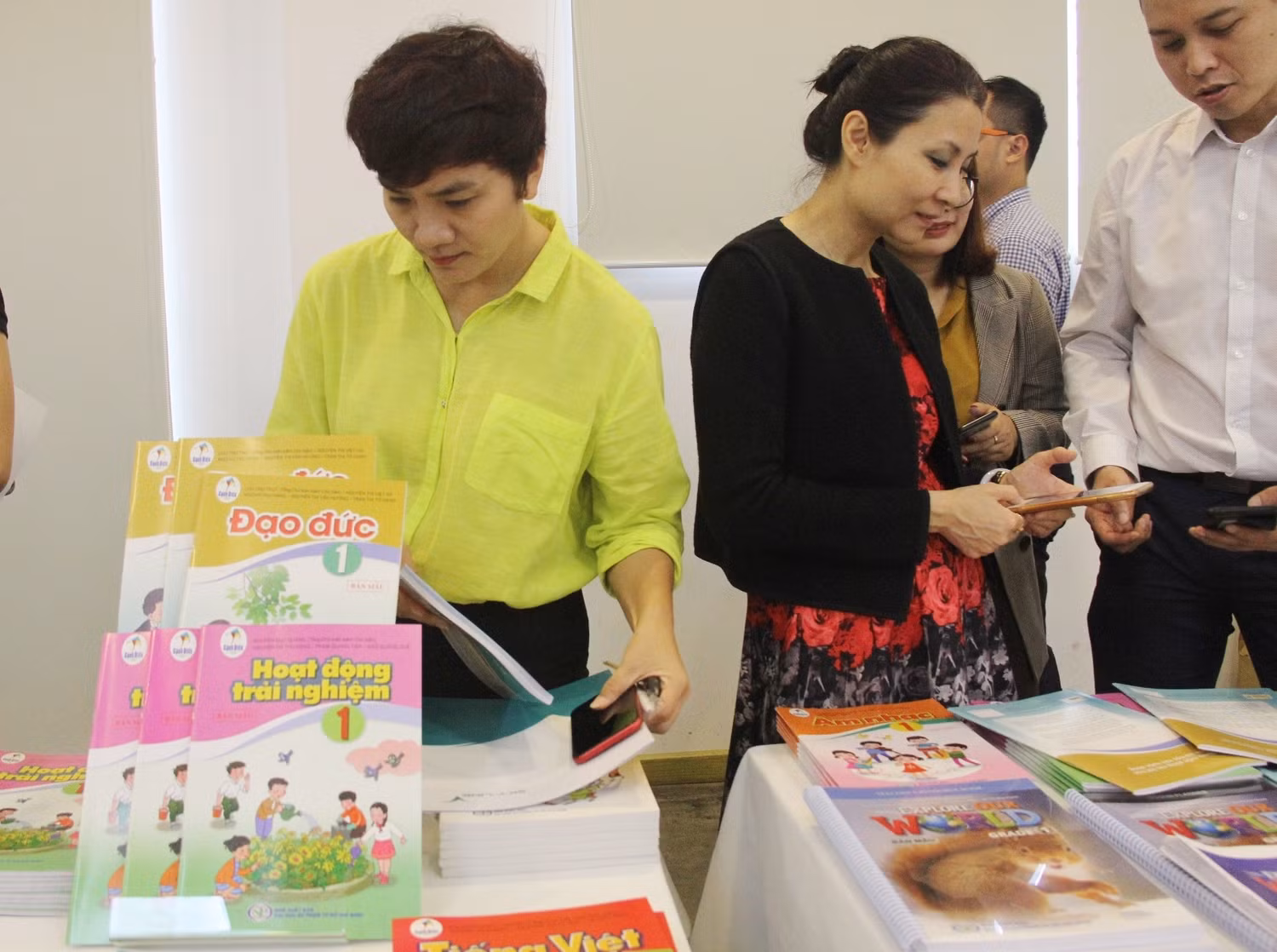 Phụ huynh rất quan tâm đến chương trình giáo dục phông và sách giáo khoa mới. Ảnh: TT