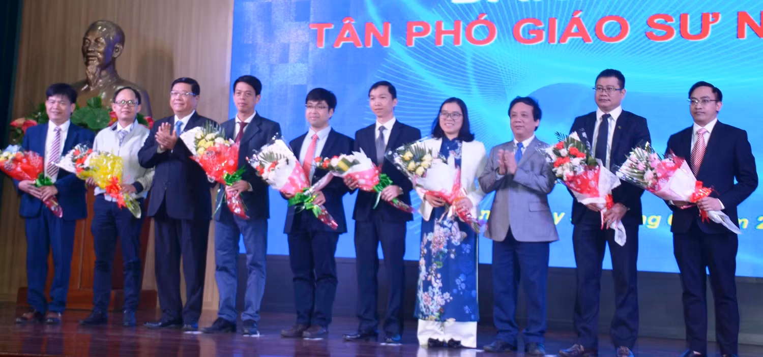 Đại học Đà Nẵng vinh danh các tân Phó Giáo sư, tân Tiến sĩ. Ảnh: AN
