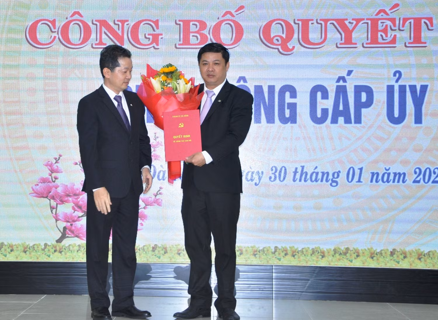 Ông Lương Nguyễn Minh Triết (ảnh phải) được điều động giữ chức vụ Bí thư quận ủy Hải Châu. Ảnh: AN