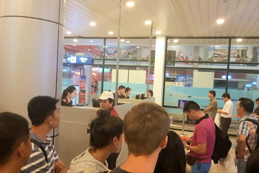 Việc kiểm soát y tế tại sân bay Đồng Hới được thực hiện chặt chẽ nhằm ngăn chặn sự xâm nhập của corona virus vào địa bàn Quảng Bình. Ảnh: Lê Phi Long/Báo Lao động. Việc kiểm soát y tế tại sân bay Đồng Hới được thực hiện chặt chẽ nhằm ngăn chặn sự xâm nhập của corona virus vào địa bàn Quảng Bình. Ảnh: Lê Phi Long/Báo Lao động.