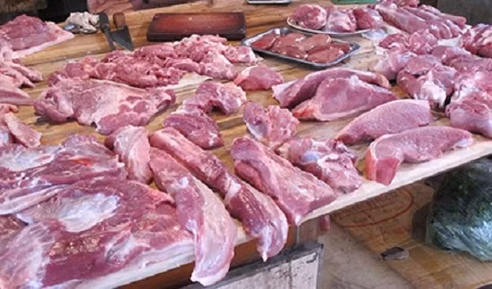 Thịt không an toàn bày bán tràn lan.