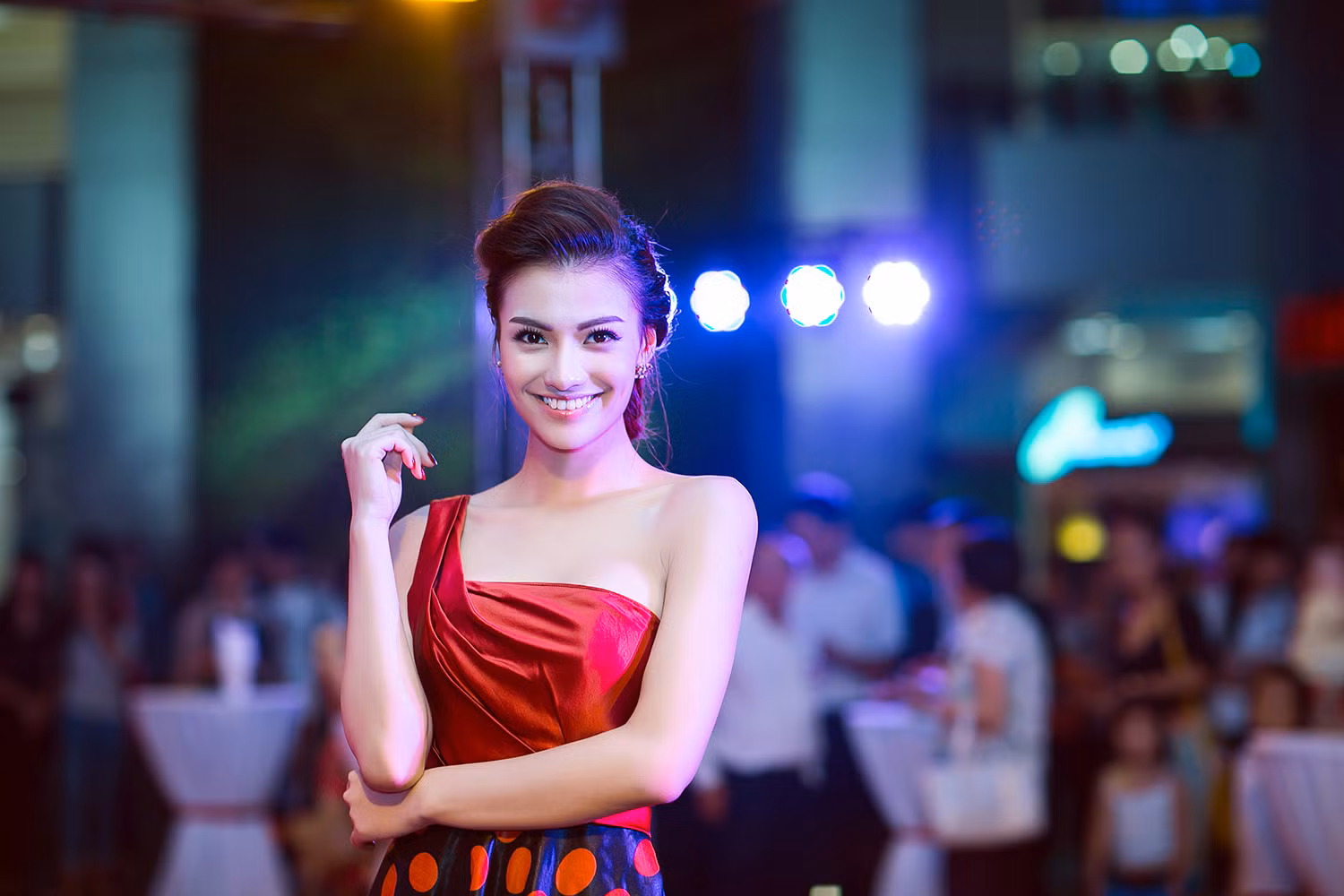Hồng Quế trẻ trung trong chiếc đầm đỏ lệch vai tham dự sự kiện này.
