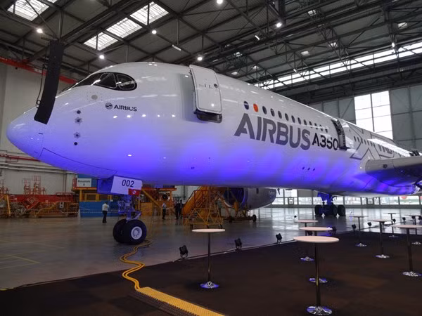Airbus A350 XWB là dòng máy bay thân rất rộng được Airbus phát triển thiết kế từ năm 2004.