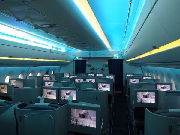 Màn hình LCD lớn giúp cho hành khách có thể giải trí.