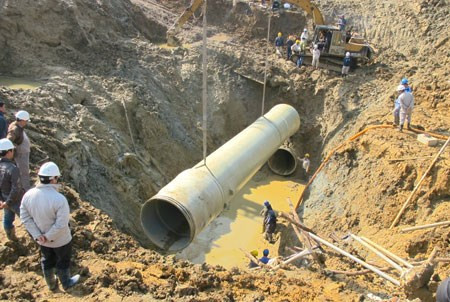 Đến khi nào ống dẫn nước Sông Đà thôi vỡ? Đến khi nào ống dẫn nước Sông Đà thôi vỡ?