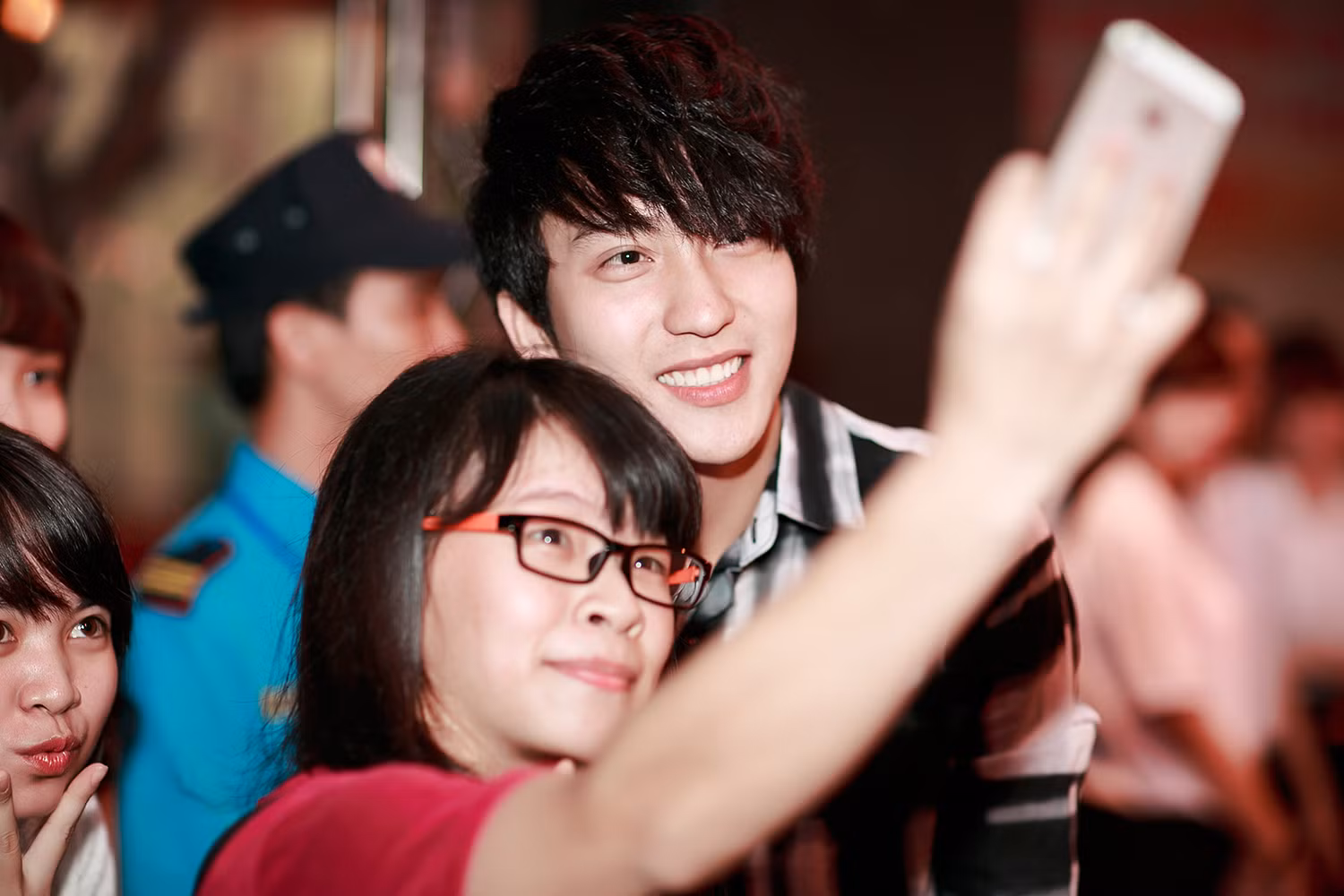 Hot boy Bê Trần nhí nhảnh bên fan.