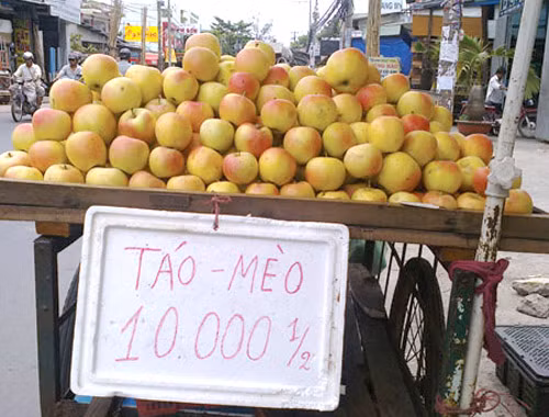 Táo bán trên đường có xuất xứ Trung Quốc. Ảnh minh họa.