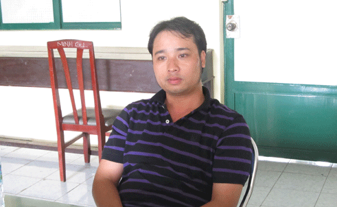 20 giờ 35 ngày 16-7-2012, các trinh sát Đội CSĐTTP về TTXH CAQ10 bất ngờ ập vào kiểm tra và bắt quả tang hai cặp nam nữ đang mua bán dâm tại phòng số 102 và 103 của khách sạn Thủy Trúc (số 391/2 Sư Vạn Hạnh, P12Q10). Hai gái bán dâm Đàm Thị Hồng T. (SN 1992, ngụ Tây Ninh), Võ Huỳnh Thiên T. (SN 1990, ngụ P5Q8) và “tú ông” Đào Mai Hưng (SN 1981, ngụ P.Tân Hưng Thuận, Q12) được đưa về trụ sở CA để điều tra làm rõ. Hưng khai nhận, do chủ giao quản lý toàn bộ khách sạn, chỉ quản lý thông qua sổ sách nên Hưng đã tổ chức chứa gái mại dâm để môi giới bán dâm cho khách khi có nhu cầu (giá dao động từ 500 - 700.000 đồng/lần). Đường dây của Hưng đã hoạt động từ đầu năm. Ảnh: " Tú ông" Đào Mai Hưng tại cơ quan điều tra.