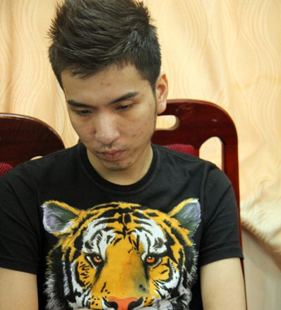 Đỗ Trung Kiên (Kiên “pê đê”, 26 tuổi HKTT tại 126 Bùi Thị Xuân – Hai Bà Trưng – Hà Nội) môi giới mại dâm cho gái bán dâm và khách mua dâm. Từng có ước mơ trở thành người mẫu nhưng khi ước mơ không thành Kiên thường đến các quán cà phê sang trọng, hay các bar, vũ trường nổi tiếng ở Hà Nội, TP. HCM để lập đường dây mại dâm. Kiên đặt tiêu chuẩn đưa gái vào đường dây của mình là chân dài, ngoại hình ngon và gương mặt khả ái trong giới người mẫu, diễn viên… vì khách của Kiên thường là các đại gia không ngần ngại chi từ 1.000 – 1.500 USD để mua dâm. Nhưng không phải đại gia nào có nhu cầu đều được Kiên cho số điện thoại, hoặc mật khẩu để liên lạc, mà phải là những đại gia đã thân quen. Cầm đầu đường dây bán dâm giá nghìn đô nên đời sống của Kiên khá tốt. ( Ảnh: Đỗ Trung Kiên tại cơ quan điều tra).