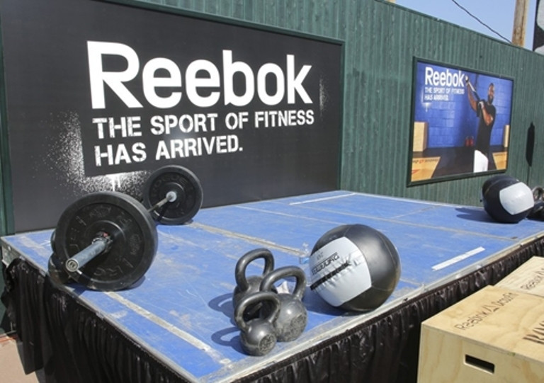 6. Reebok (Đức) Giá trị thương hiệu: 1,2 tỷ USD. Reebok đã mất quyền tài trợ trang phục thể thao cho giải NFL (Giải vô địch bóng bầu dục Mỹ) vào tay Nike từ tháng 4/2012, sau 10 năm chiếm giữ vị trí này. Doanh thu Reebok chỉ tăng 3% năm 2011.