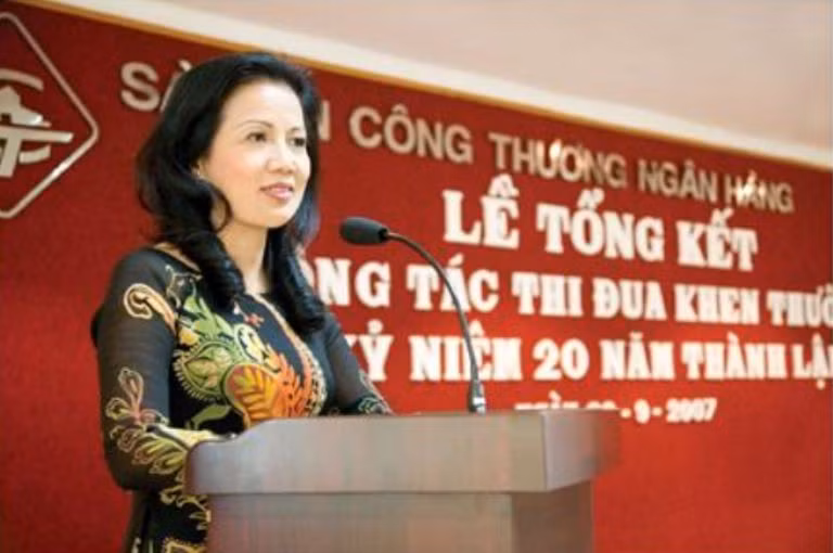 4. Tổng giám đốc Ngân hàng Sài Gòn Công Thương (SaiGonBank) Trần Thị Việt Ánh. Một trong những cái tên CEO nữ chuyển từ nghề giáo sang làm ngân hàng, không thể không nhắc tới. Bà Ánh đã từng có thời gian giảng dạy tại đại học Ngân hàng TP.HCM, từng đảm đương vị trí Phó chủ nhiệm khoa Kế toán ngân hàng. Năm 1994, bà chuyển về SaiGonBank và 10 năm sau, bà được bổ nhiệm vào vị trí Tổng giám đốc.