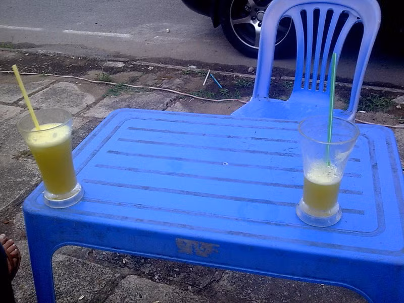2. Khi người Việt Nam uống trà hoặc nước (hoặc những đồ uống khác), họ luôn để lại từ 5% đến 10% đồ uống trong cốc của mình. Họ không uống cạn.