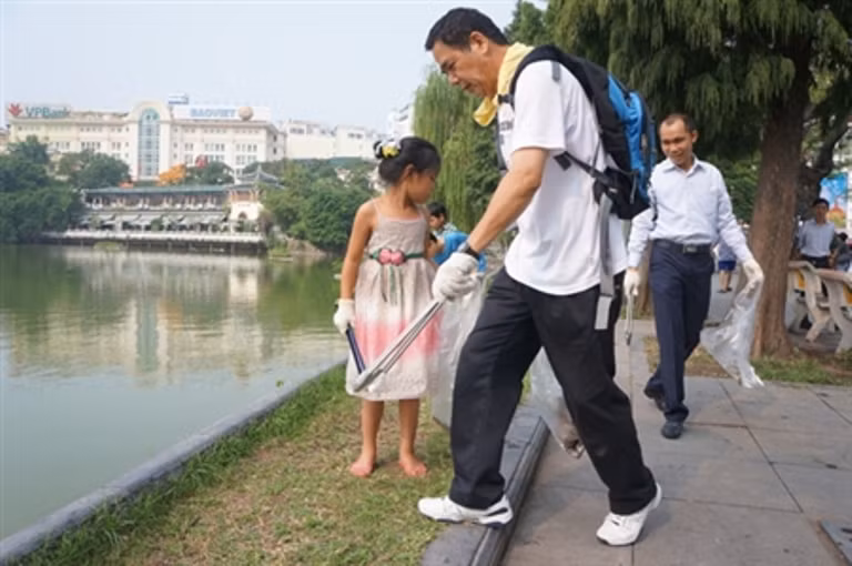 Tuy đứng đầu một doanh nghiệp nhưng ông Ninomiya có phong cách khá giản dị, dễ mến. Ông Ninomiya kể, bản thân ông sống và làm việc tại Việt Nam được 4 năm, rất muốn làm việc gì đó cho Hà Nội, thành phố mang lại cho ông nhiều thiện cảm. "Công việc này rất hữu ích và không cần đầu tư tiền bạc gì", ông chia sẻ. Bây giờ, rất nhiều bạn trẻ đến tham gia làm vệ sinh quanh hồ, khi đông có thể tới 30 đến 40 người.