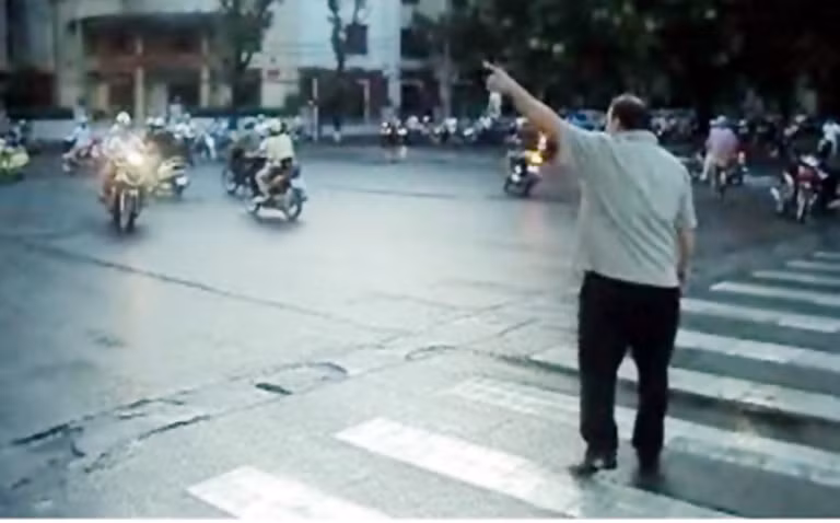 Ban đầu, nhiều người tỏ ra không đồng tình với hành động này nhưng sau đó, những người tham gia giao thông đã chuyển thái độ sang ủng hộ.