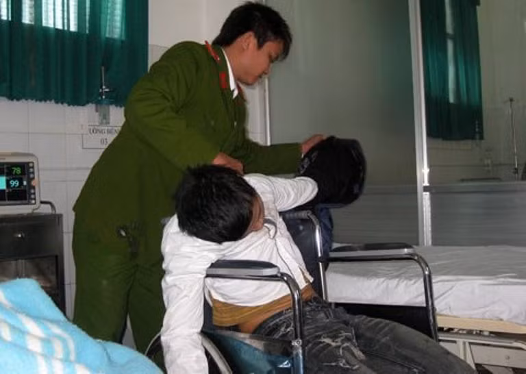 Gần 12h trưa nay (ngày 19/1), một thanh niên bỗng dựng bị ngất xỉu trước cổng Bến xe Vinh, (TP. Vinh, Nghệ An). Lập tức, một anh cảnh sát trẻ tuổi từ xa đi lại, không ngại ngần cứu người bị nạn trong vòng vây người xem hiếu kỳ. Giữa trưa, phòng cấp cứu vắng người, chiến sĩ công an đã nhanh chóng bồng nạn nhân lên giường, cởi áo để các bác sĩ trong bệnh viện cấp cứu kịp thời. Gần 12h trưa nay (ngày 19/1), một thanh niên bỗng dựng bị ngất xỉu trước cổng Bến xe Vinh, (TP. Vinh, Nghệ An). Lập tức, một anh cảnh sát trẻ tuổi từ xa đi lại, không ngại ngần cứu người bị nạn trong vòng vây người xem hiếu kỳ. Giữa trưa, phòng cấp cứu vắng người, chiến sĩ công an đã nhanh chóng bồng nạn nhân lên giường, cởi áo để các bác sĩ trong bệnh viện cấp cứu kịp thời.