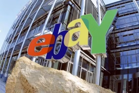 4. eBay. Facebook: Hơn 4,4 triệu lượt like. Twitter: Hơn 166.000 người theo và hơn 5.000 tin nhắn tweet. Danh sách các bậc thầy về sử dụng mạng xã hội để bán hàng không thể thiếu eBay, hãng kinh doanh trực tuyến hàng đầu thế giới có trụ sở ở California. Các tài khoản mạng xã hội của eBay được chia theo từng lĩnh vực kinh doanh của hãng như xe hơi, đồ điện tử, thời trang...