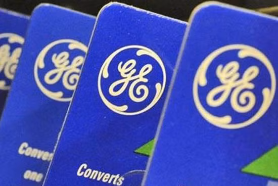 8. General Electric. Facebook: Hơn 900.000 lượt like. Twitter: Hơn 117.000 người theo và hơn 58.000 tin nhắn tweet. Tập đoàn này có vô số tài khoản Facebook cũng như một cơ số tài khoản Twitter. Thông qua những tài khoản này, GE giới thiệu được tới khách hàng của mình những sản phẩm khác nhau, tung video quảng bá và cả những bộ phim dài tập giới thiệu về những thay đổi mà thế giới công nghệ đã mang đến cho cuộc sống của loài người.
