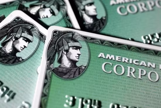 5. American Express. Facebook: Hơn 2,6 triệu lượt like. Twitter: Hơn 500.000 người theo và hơn 16.000 tin nhắn tweet. American Express có hơn 10 trang Facebook khác nhau. Phần lớn chúng được dùng để giới thiệu sản phẩm thẻ tín dụng của hãng ở các thị trường khác nhau như Canada, Australia, Nga, Thái Lan, Ấn Độ... Tập đoàn tài chính này cũng có một số tài khoản Twitter. Ngoài công dụng quảng cáo, hãng còn sử dụng các mạng xã hội này để tung video và hình ảnh về những sự kiện mà American Express đăng cai.