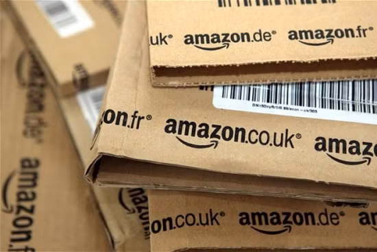 3. Amazon. Facebook: Hơn 14,1 triệu lượt like. Twitter: Hơn 378.000 người theo và hơn 1.000 tin nhắn tweet. Một thương hiệu kinh doanh trực tuyến toàn cầu khác là Amazon cũng có mặt trong danh sách này. Tương tự như eBay, các tài khoản Facebook và Twitter của Amazon được chia theo từng lĩnh vực mà hãng đang tham gia như máy tính bảng, máy đọc sách điện tử Kindle, sách vở...