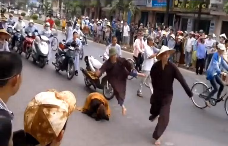 Nhóm tháp tùng “nhất bộ nhất bái” đánh người: Phát hiện thêm nạn nhân