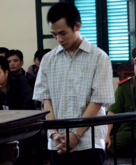 Bị cáo Dưỡng trước vành móng ngựa Bị cáo Dưỡng trước vành móng ngựa