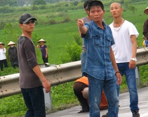 Theo anh Đ.C, người mặc áo cộc tay trắng trong ảnh này chính là một trong 3 người đã đánh anh. Theo anh Đ.C, người mặc áo cộc tay trắng trong ảnh này chính là một trong 3 người đã đánh anh.