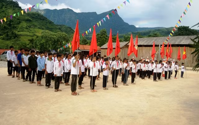 Lễ khai giảng ở Trường Phổ thông dân tộc bán trú Tiểu học và Trung học sở sở số 2 Trọng Hóa sáng nay. Lễ khai giảng ở Trường Phổ thông dân tộc bán trú Tiểu học và Trung học sở sở số 2 Trọng Hóa sáng nay.